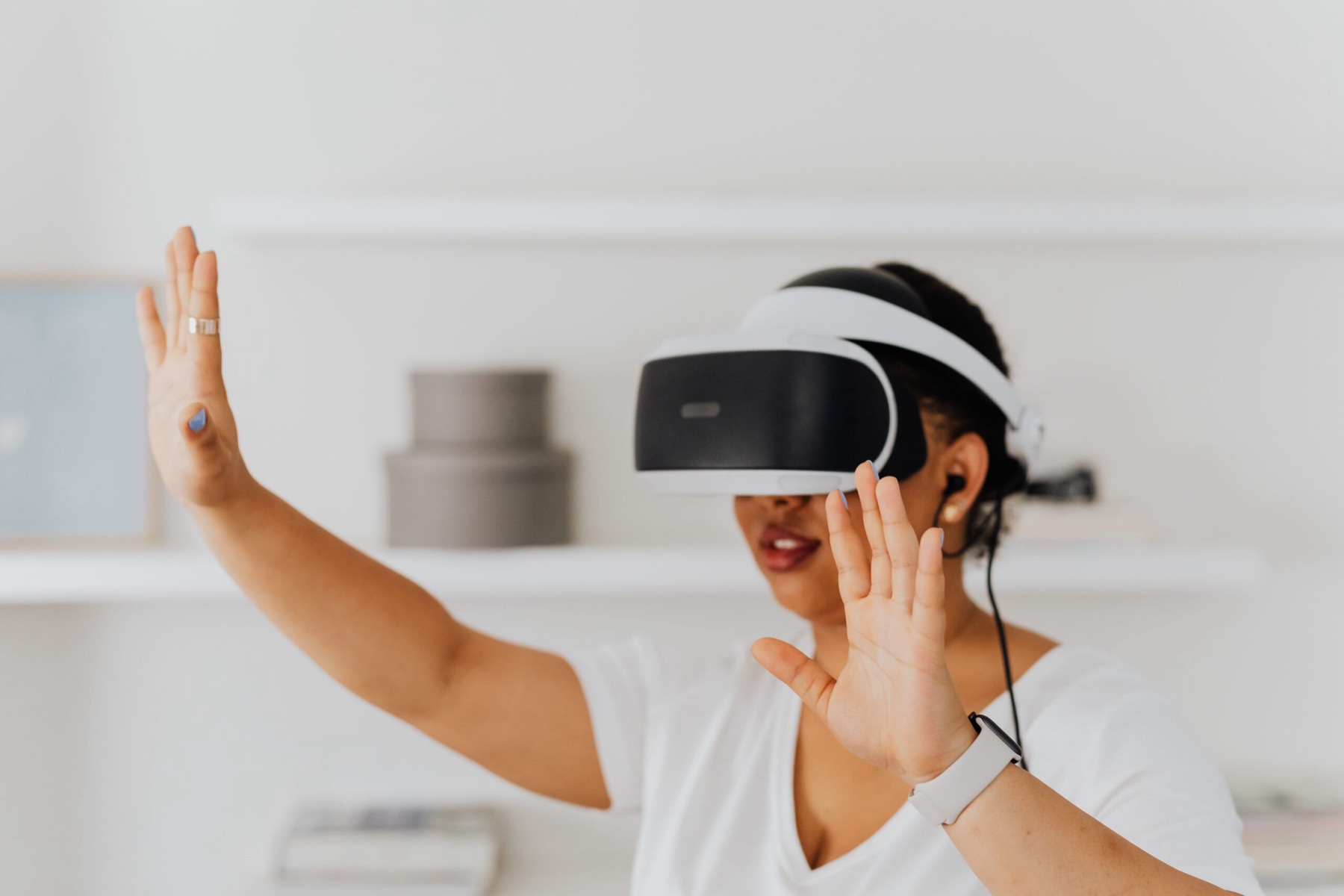 Opiekun w goglach VR doświadcza świata osoby z demencją podczas szkolenia PRAXIS-CARE